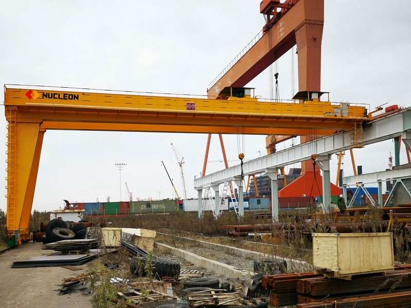 通用半門(mén)式起重機(jī).